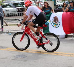 Carlos en bici (triatlón de Miami)