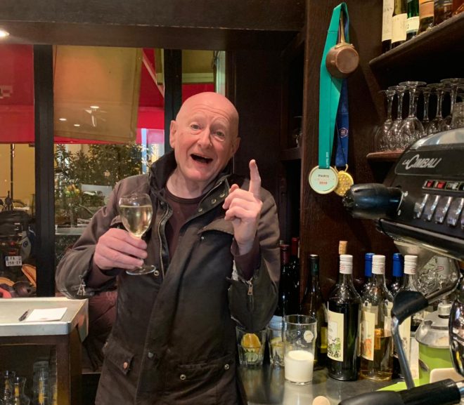 El hombre de 70 que le dedicó su maratón a la mesera que le sirve todas las noches su copa de vino.